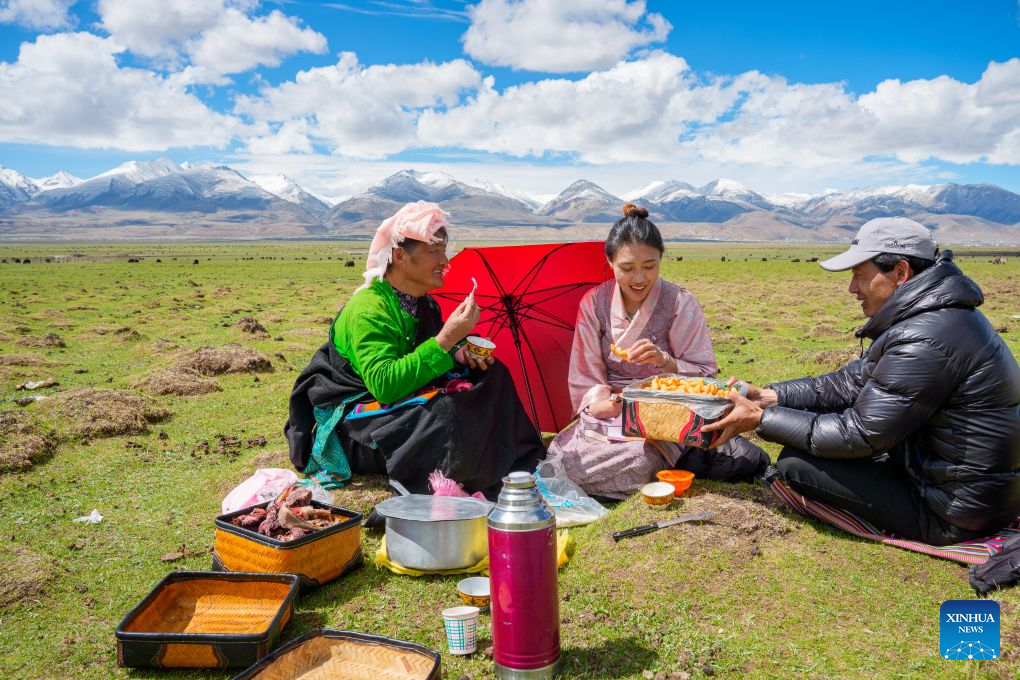 Old photo bears witness to changes brought by Qinghai-Xizang Railway over 20 years