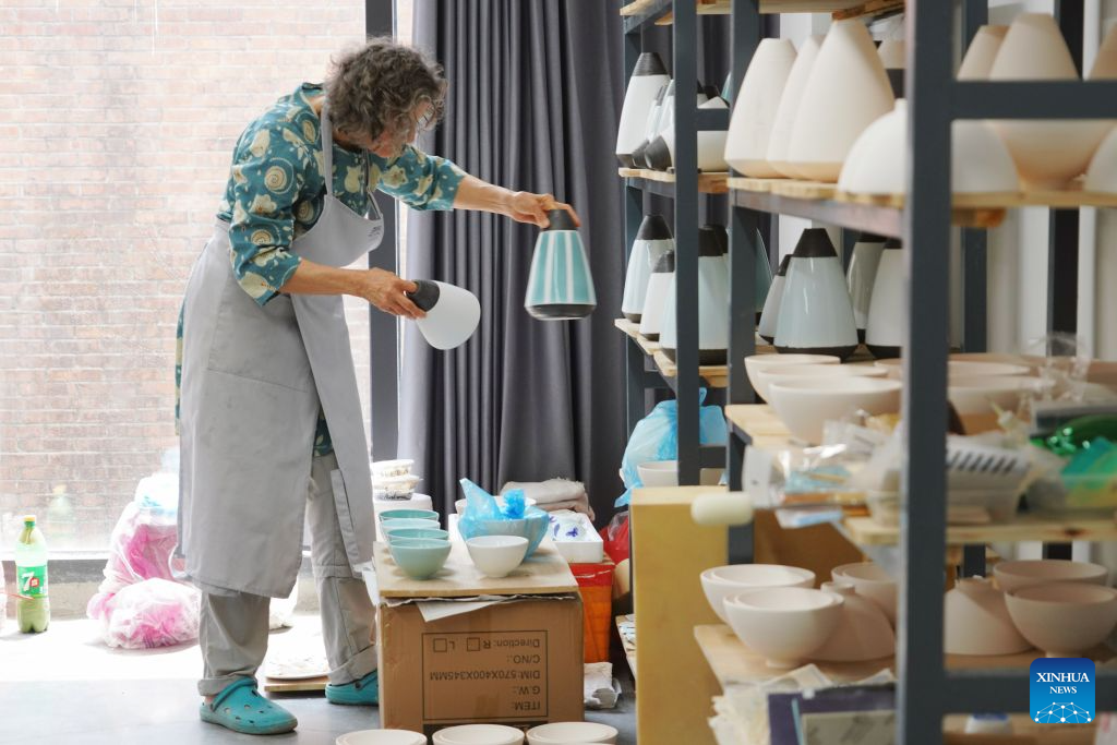 Masterful hands in China's porcelain capital captivate, assist global artists