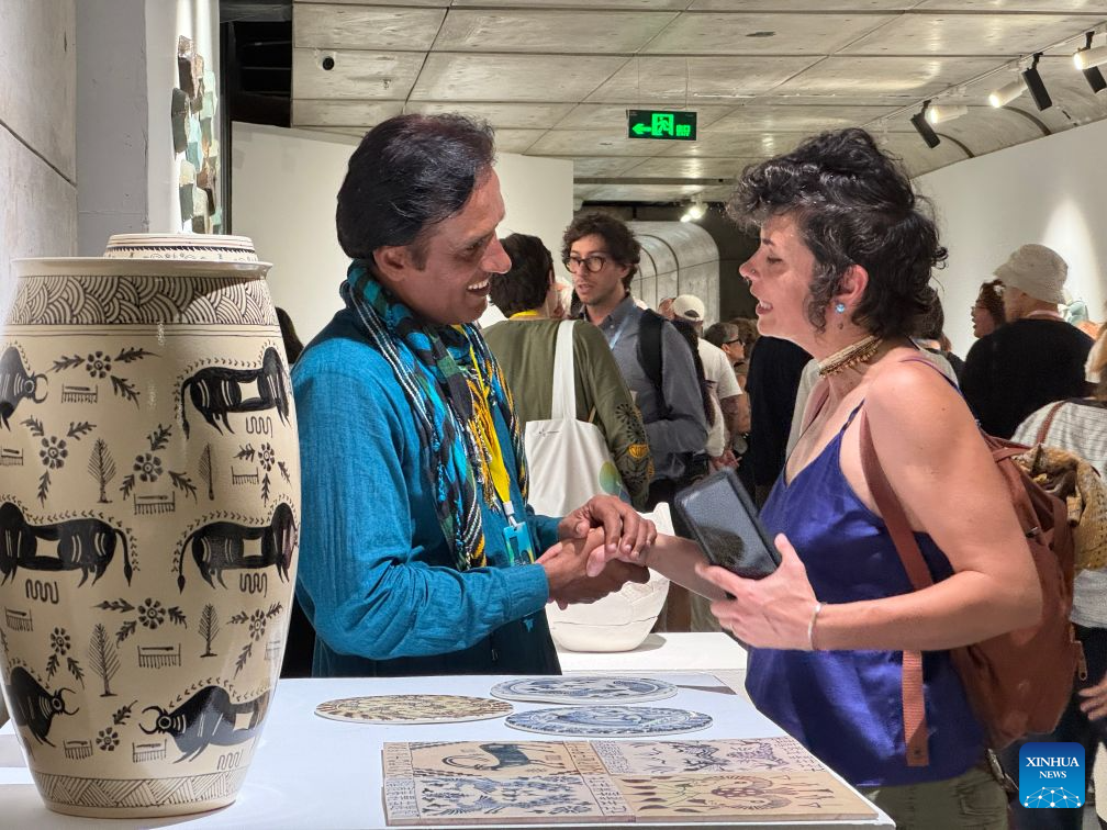 Masterful hands in China's porcelain capital captivate, assist global artists