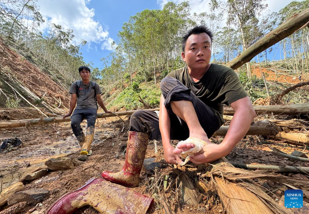 Post-90s volunteers guide relief teams in flood-hit Zhenlong Township, China's Guangxi