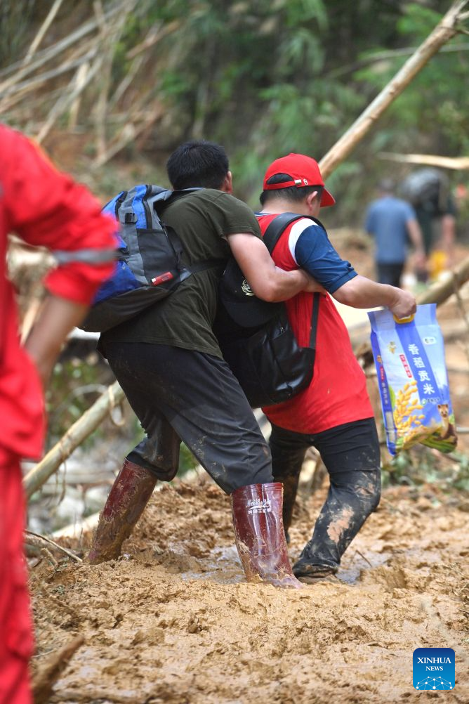 Post-90s volunteers guide relief teams in flood-hit Zhenlong Township, China's Guangxi