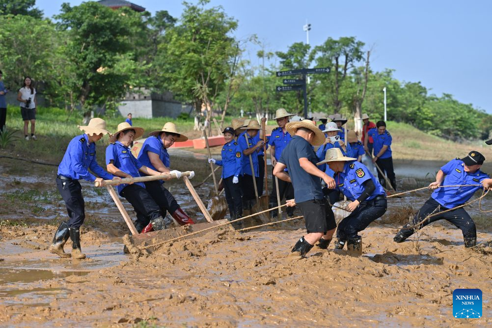 People clear mud after flooding at park in Guangxi, S China