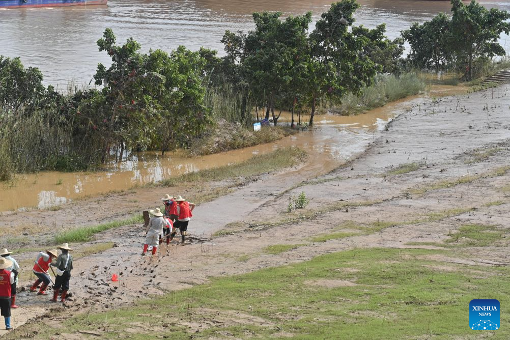 People clear mud after flooding at park in Guangxi, S China