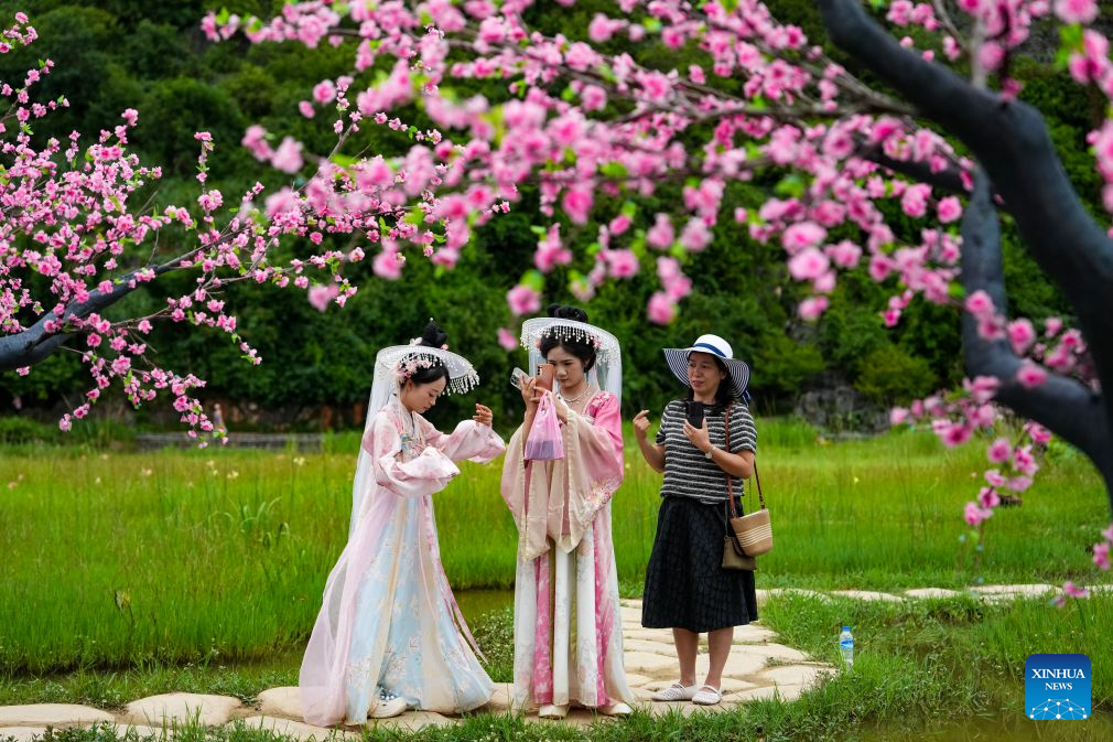 China's Puzhehei scenic area attracts tourists during summer travel season