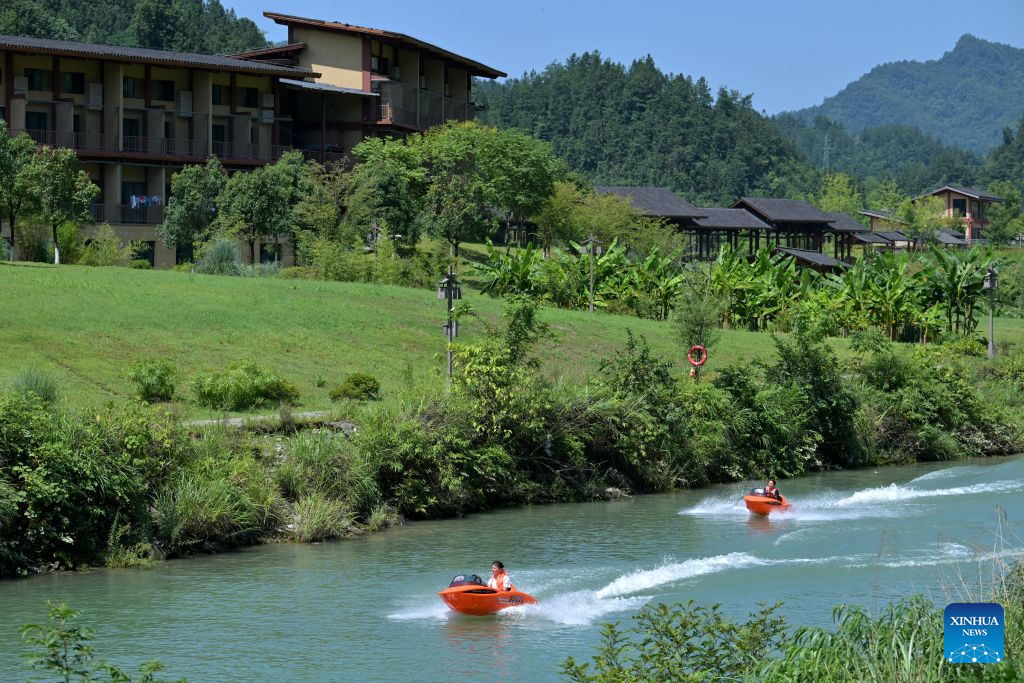 Summer tourism booms in Xuan'en County, China's Hubei