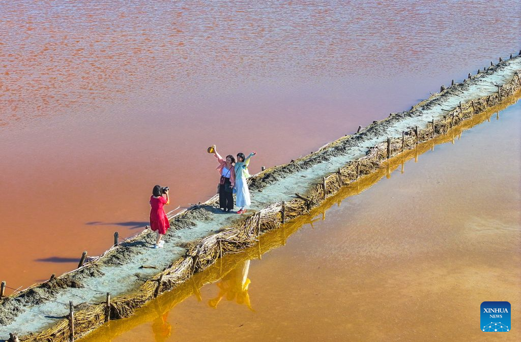 Tourists enjoy themselves at salt lake in Ordos, N China's Inner Mongolia