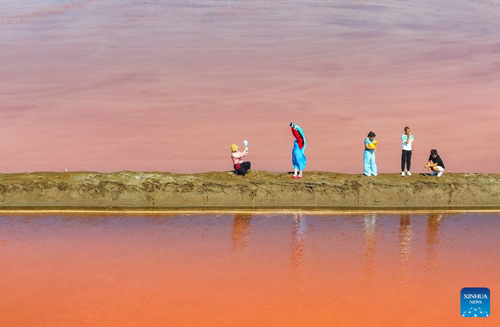 Tourists enjoy themselves at salt lake in Ordos, N China's Inner Mongolia
