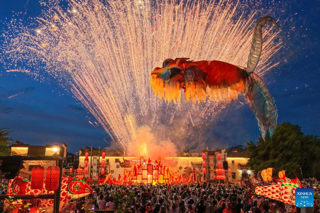 Fish lantern parade lights up ancient villages in Huangshan, China's Anhui