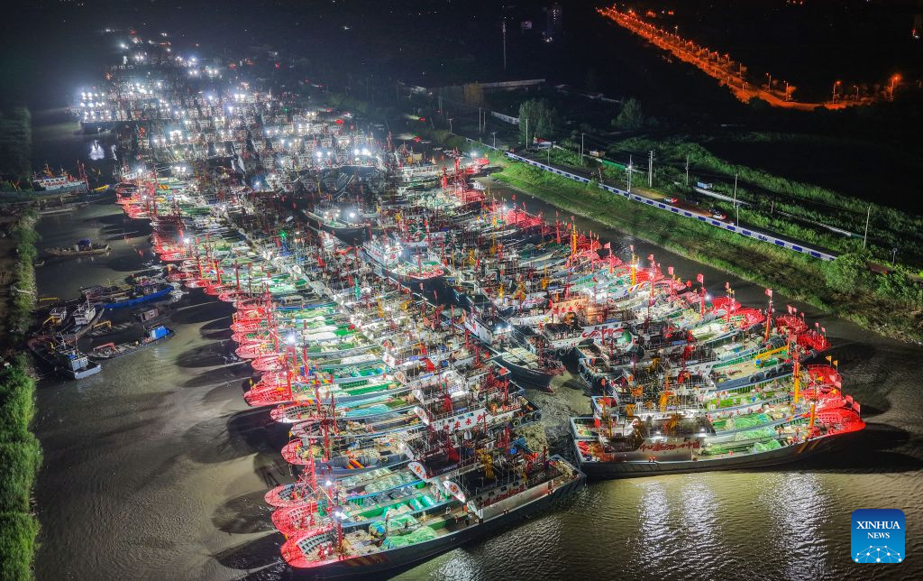 Fishing boats depart for Yellow Sea after fishing ban lifted in east China's Jiangsu