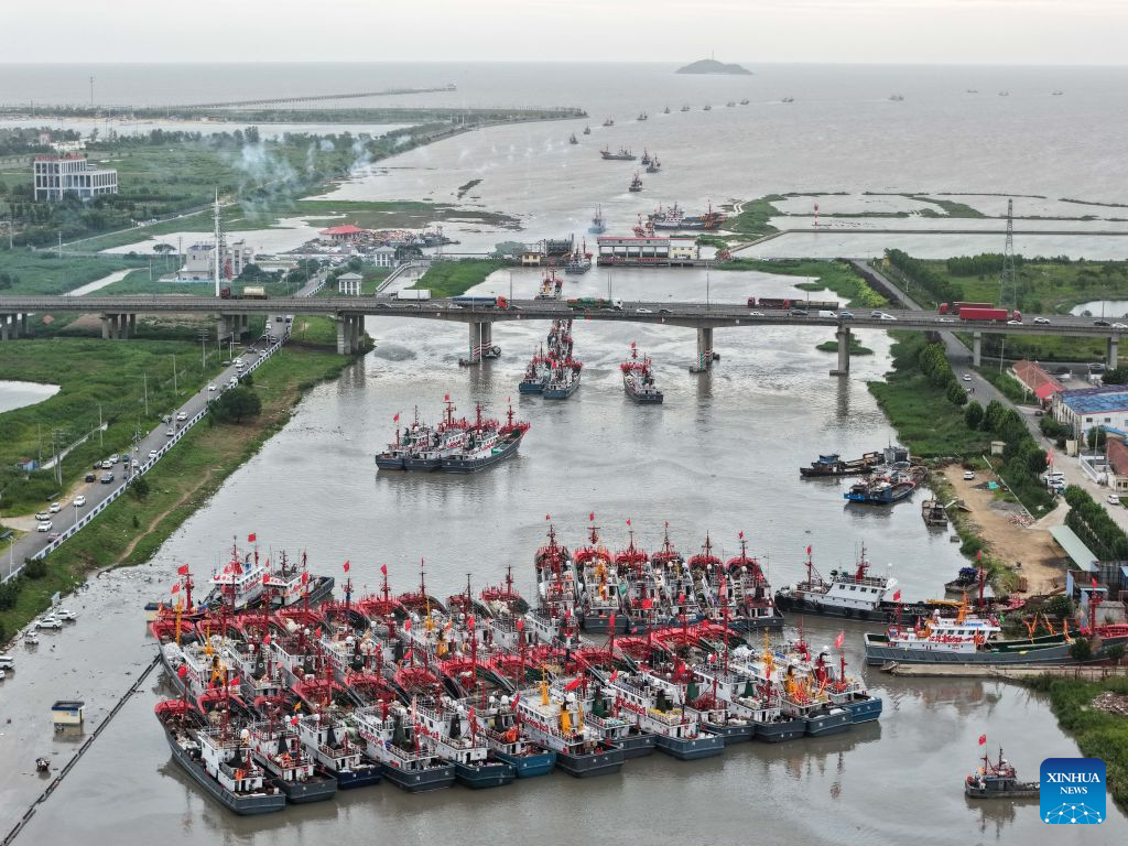 Fishing boats depart for Yellow Sea after fishing ban lifted in east China's Jiangsu