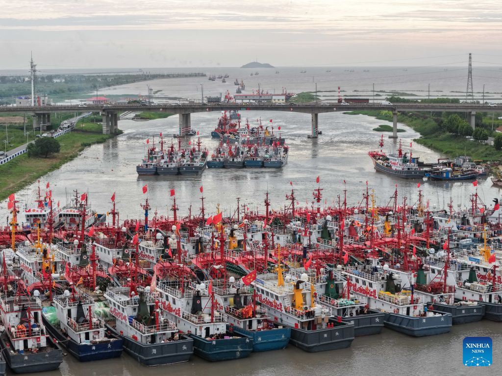 Fishing boats depart for Yellow Sea after fishing ban lifted in east China's Jiangsu