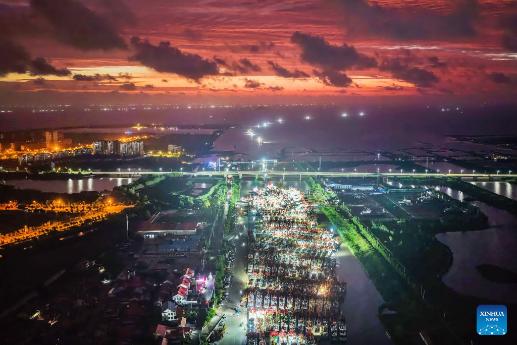Fishing boats depart for Yellow Sea after fishing ban lifted in east China's Jiangsu