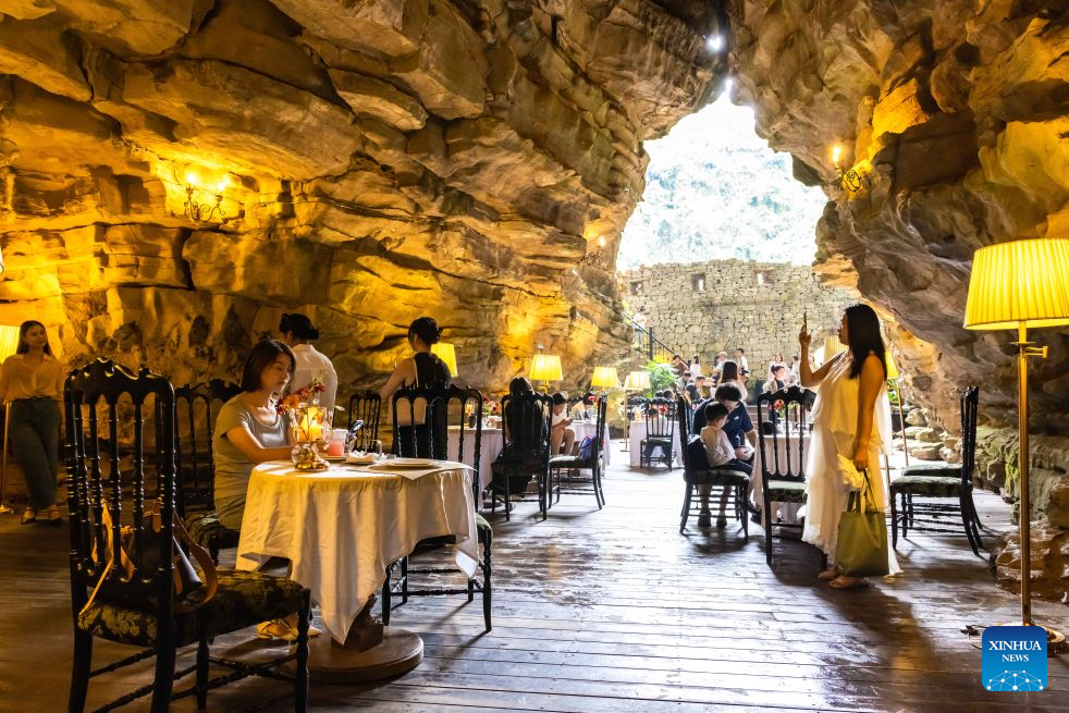 Guizhou's karst caves offer cooling retreats for summer tourists