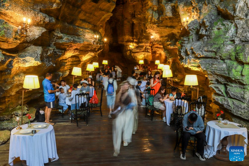 Guizhou's karst caves offer cooling retreats for summer tourists