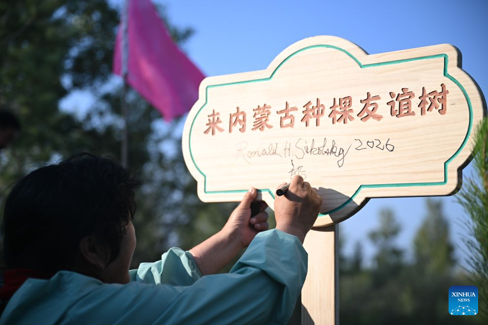 A Maowusu reunion rooted in American's kindness, forged by Chinese farmer's grit