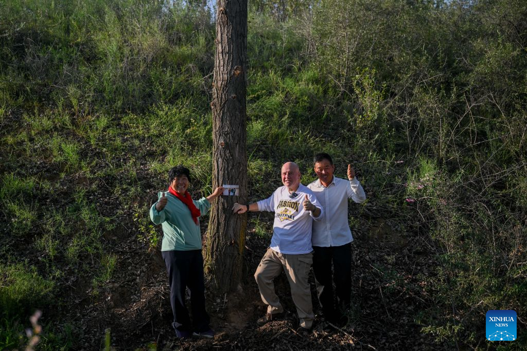 A Maowusu reunion rooted in American's kindness, forged by Chinese farmer's grit