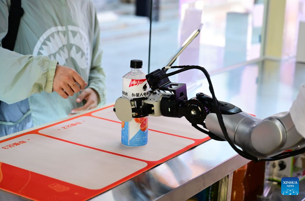 Hefei in Anhui launches robot-run stores in commercial districts