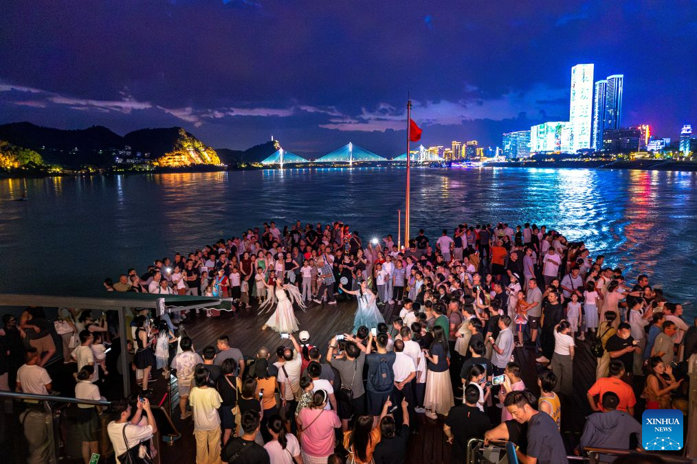 China's Yichang enriches nighttime consumption scenarios with distinctive night tours