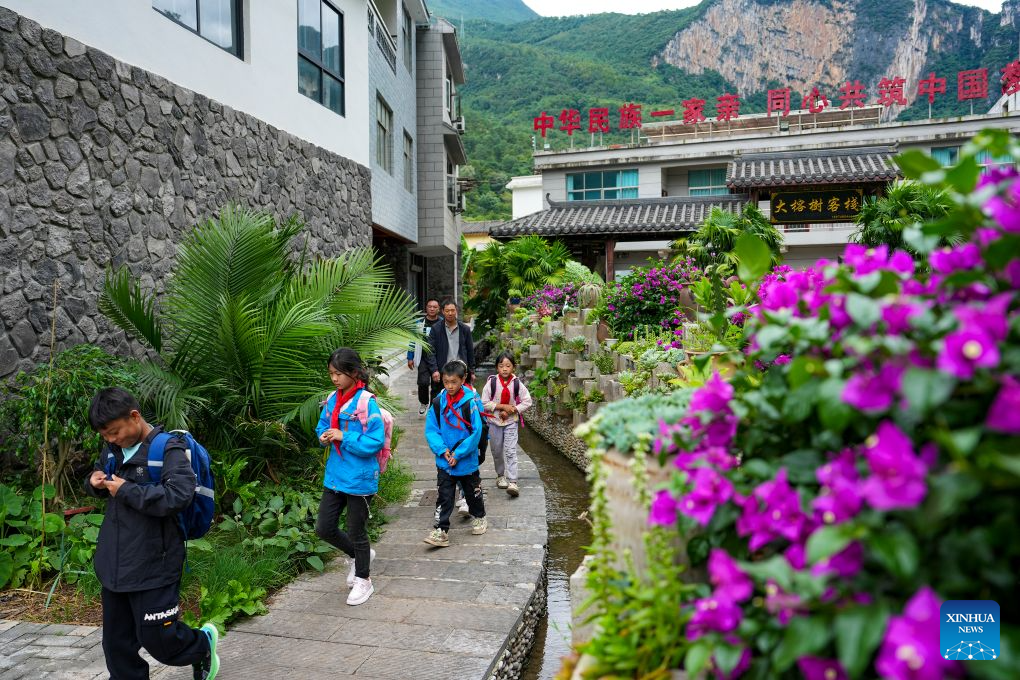Cliff elevator, cable car system benefit commuting students in SW China's Yunnan