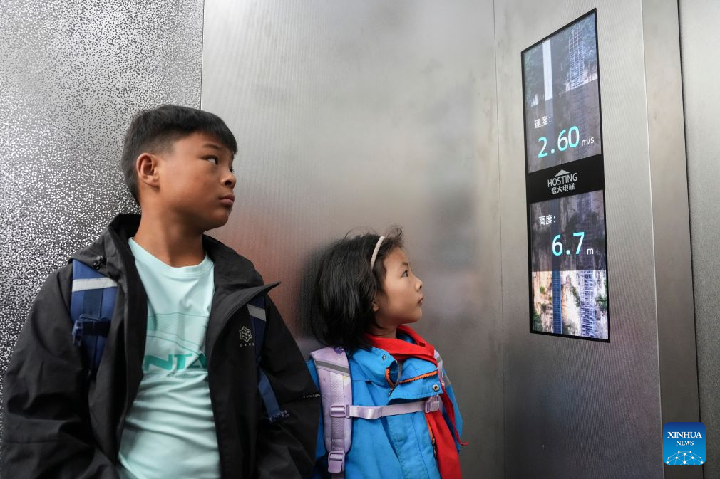 Cliff elevator, cable car system benefit commuting students in SW China's Yunnan