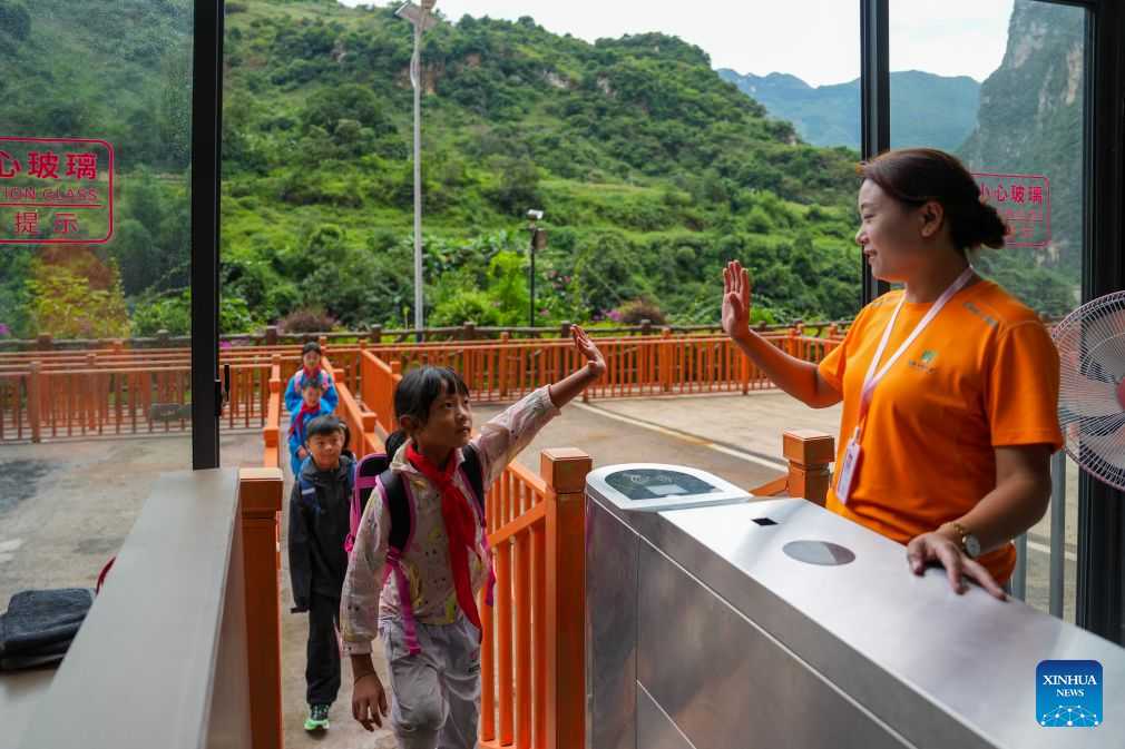 Cliff elevator, cable car system benefit commuting students in SW China's Yunnan