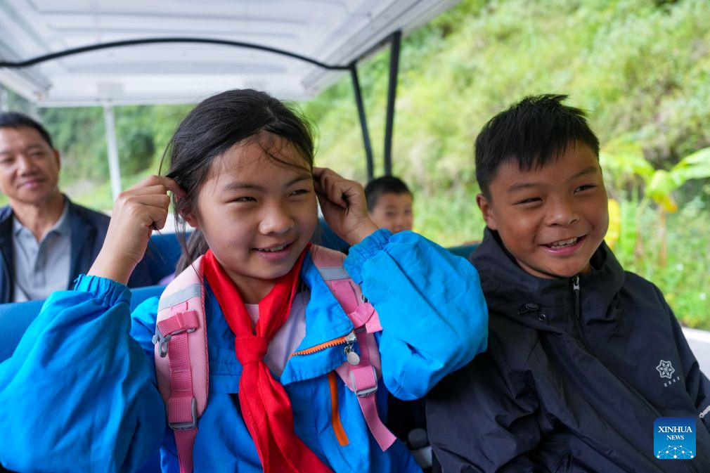 Cliff elevator, cable car system benefit commuting students in SW China's Yunnan