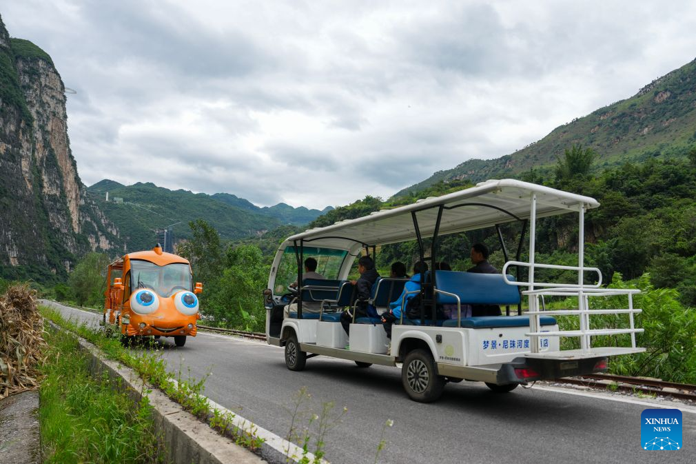 Cliff elevator, cable car system benefit commuting students in SW China's Yunnan