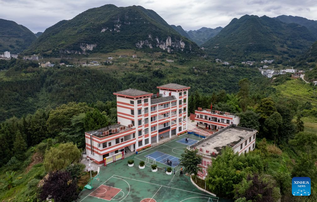 Cliff elevator, cable car system benefit commuting students in SW China's Yunnan
