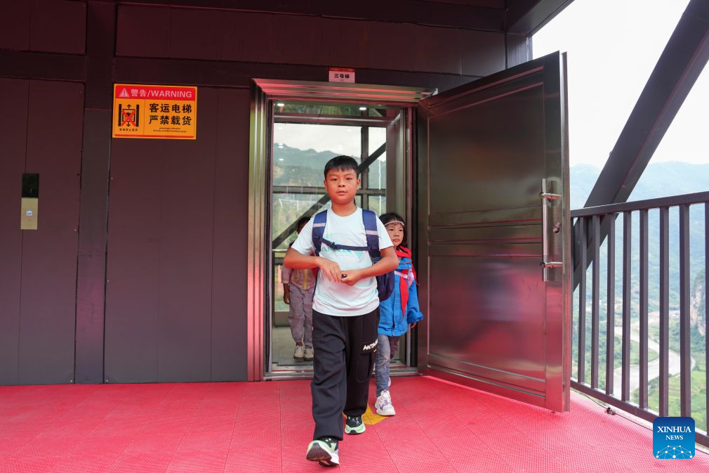 Cliff elevator, cable car system benefit commuting students in SW China's Yunnan