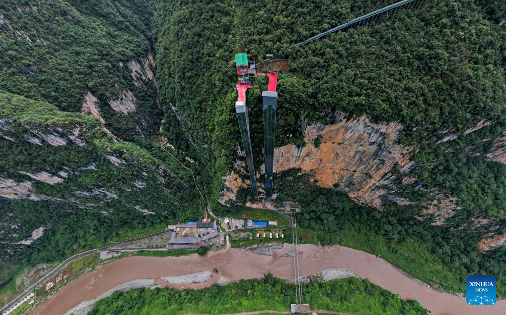 Cliff elevator, cable car system benefit commuting students in SW China's Yunnan