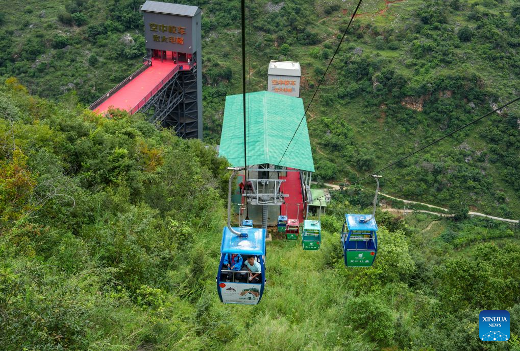 Cliff elevator, cable car system benefit commuting students in SW China's Yunnan