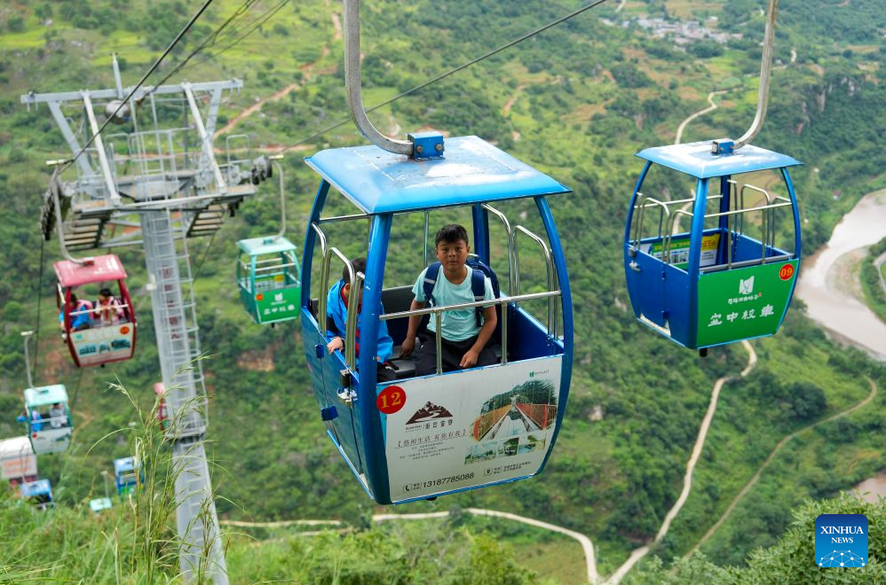 Cliff elevator, cable car system benefit commuting students in SW China's Yunnan