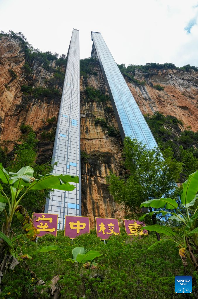 Cliff elevator, cable car system benefit commuting students in SW China's Yunnan