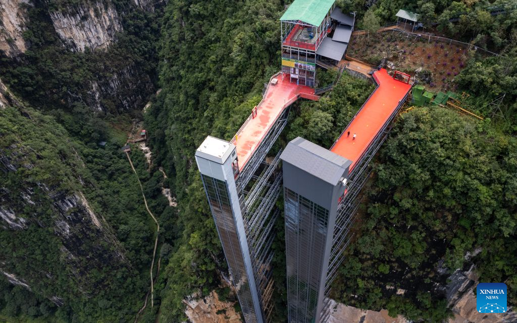 Cliff elevator, cable car system benefit commuting students in SW China's Yunnan