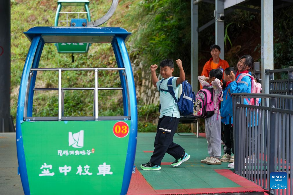 Cliff elevator, cable car system benefit commuting students in SW China's Yunnan