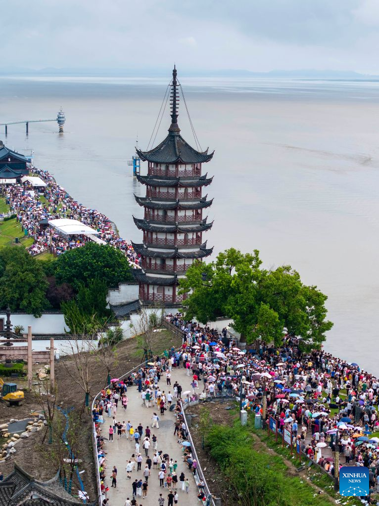 Tidal bore of Qiantang River attracts tourists in E China's Zhejiang