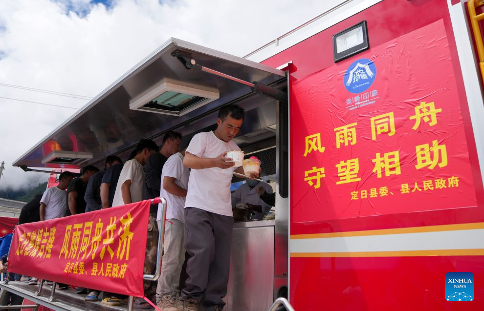 Mobile food truck serves hot meals to rescuers in mudslide-hit Gyirong