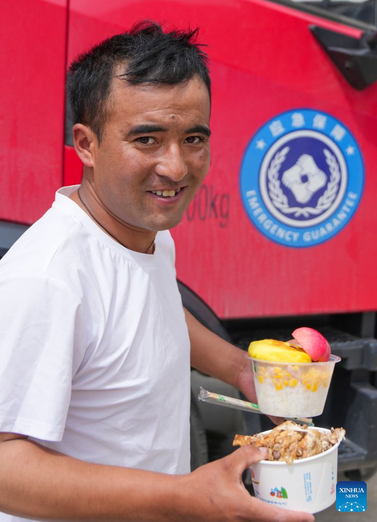 Mobile food truck serves hot meals to rescuers in mudslide-hit Gyirong