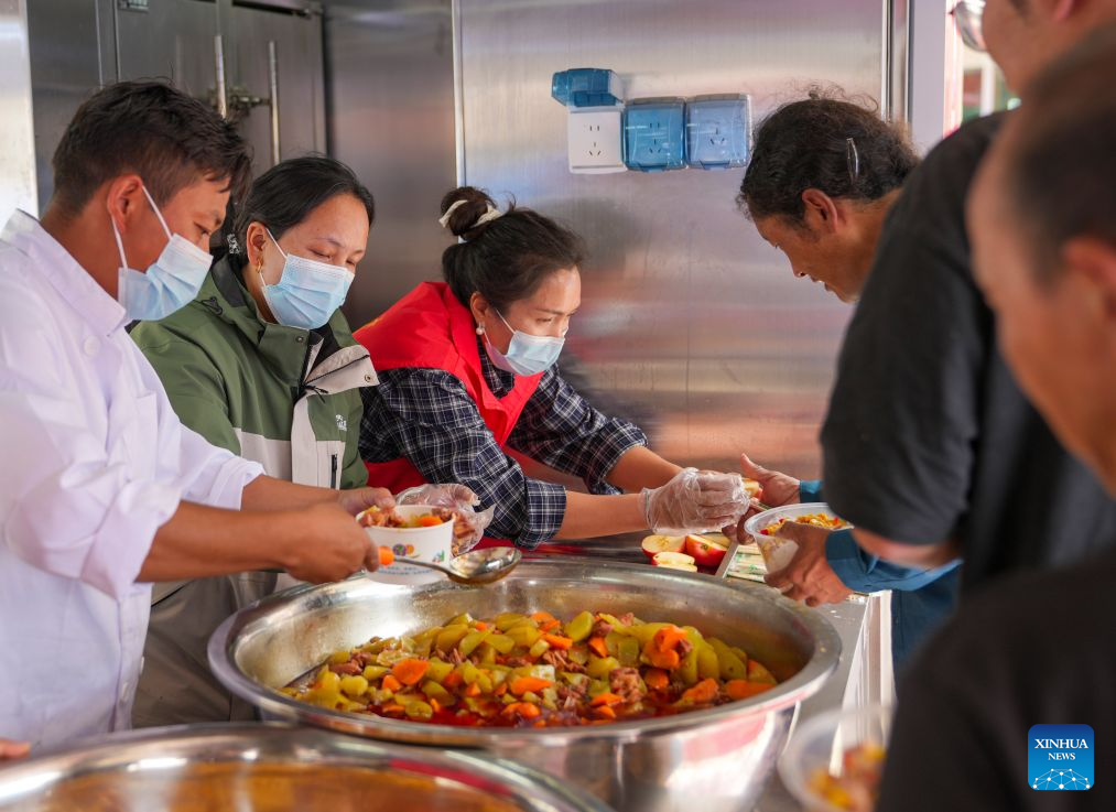 Mobile food truck serves hot meals to rescuers in mudslide-hit Gyirong