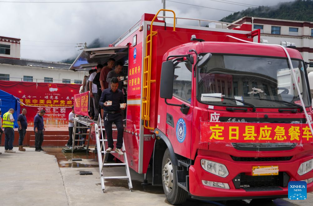 Mobile food truck serves hot meals to rescuers in mudslide-hit Gyirong