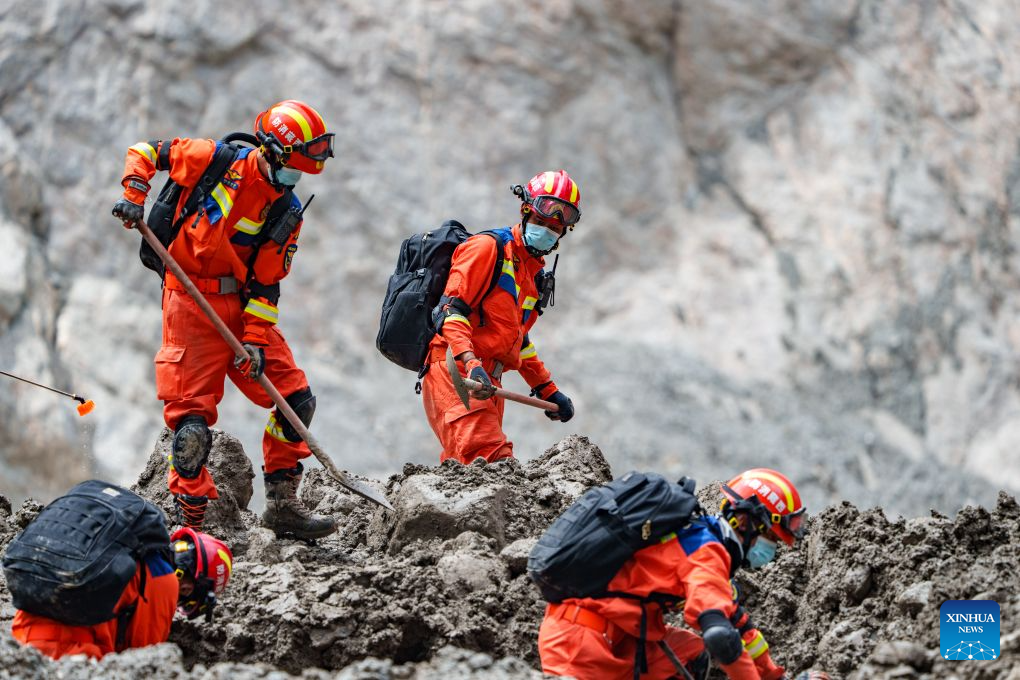 Over 2,500 rescuers deployed to mudslide-hit border port in China's Xizang