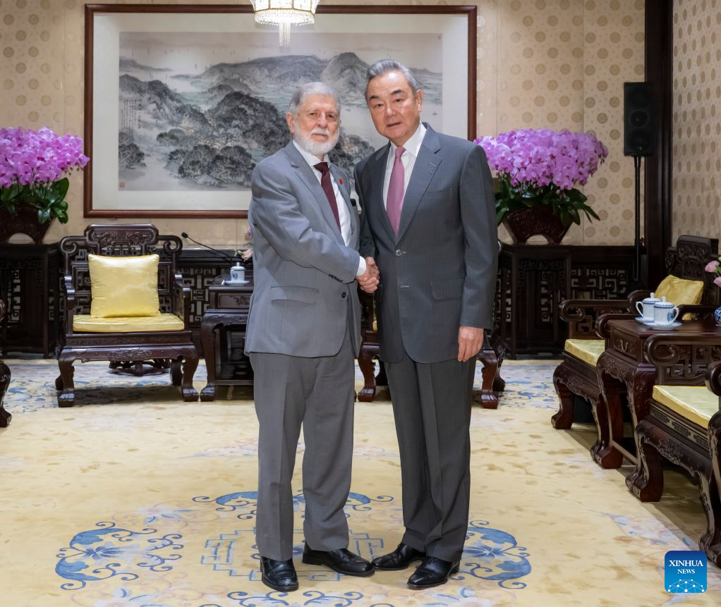 China's top diplomat meets special advisor to Brazilian president