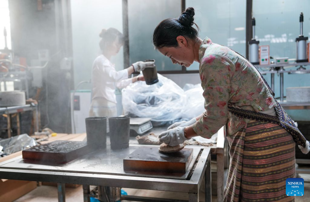 Jingmai Mountain in China's Yunnan draws tourists with tea culture