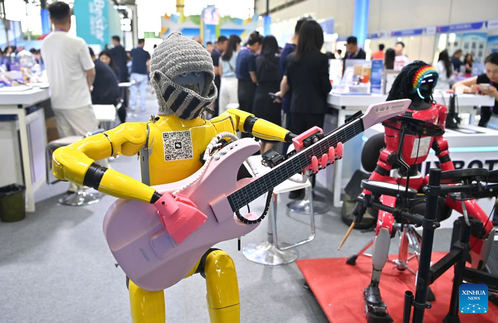 Intelligent robots showcased at 23rd China-ASEAN Expo