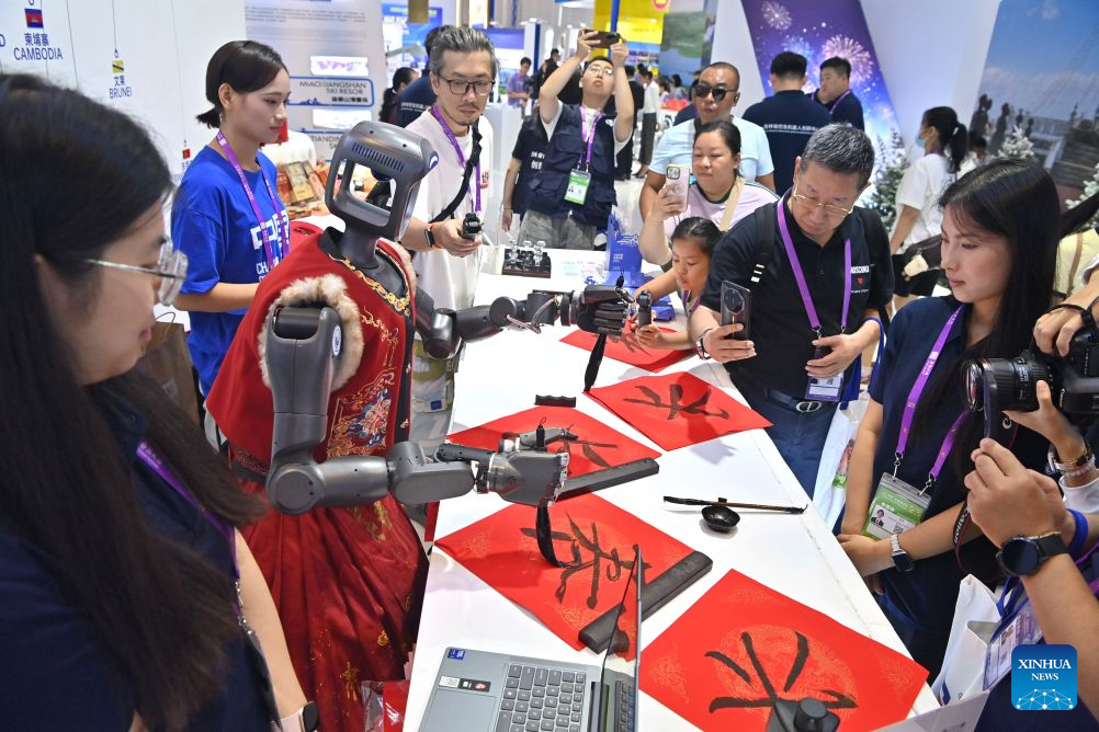 Intelligent robots showcased at 23rd China-ASEAN Expo