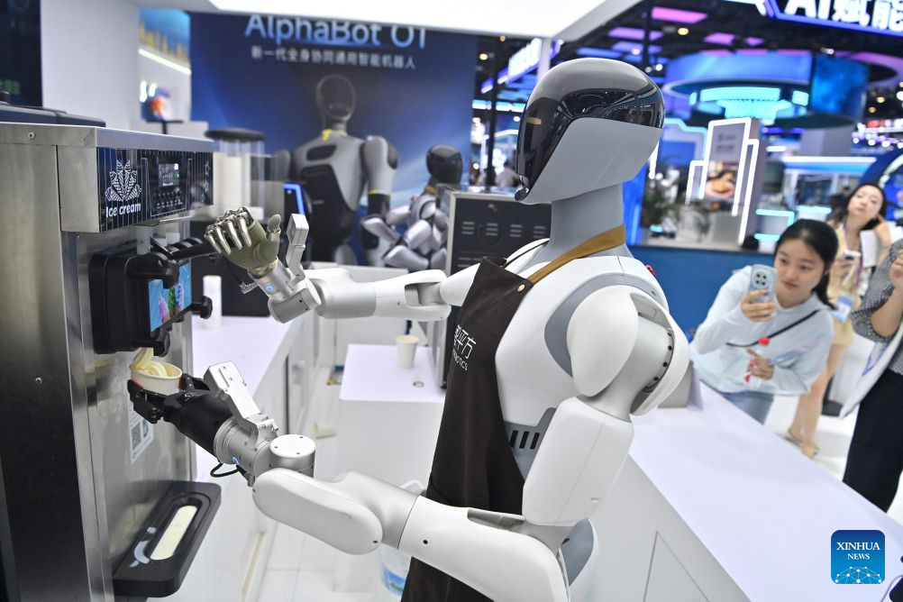 Intelligent robots showcased at 23rd China-ASEAN Expo
