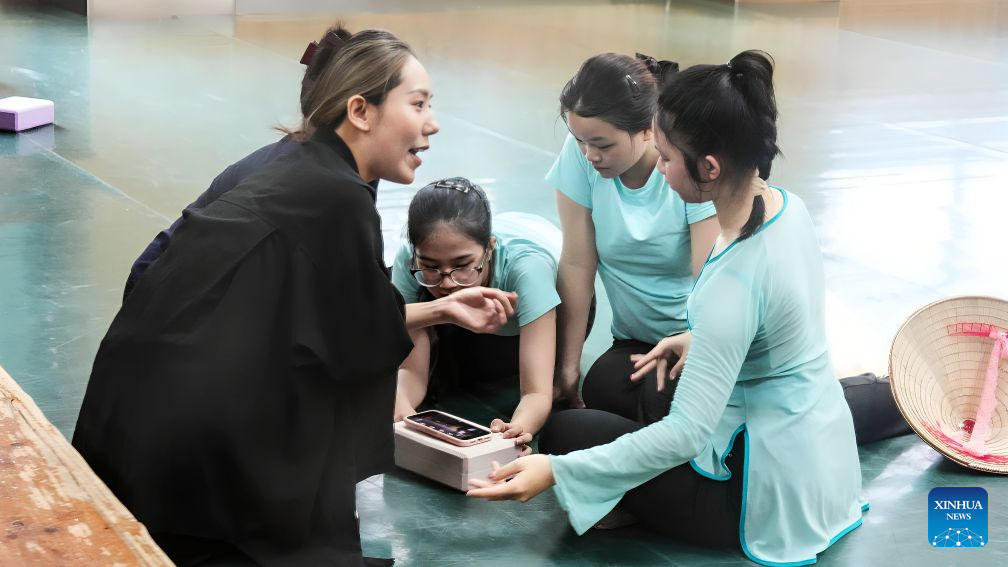 Choreographer bridges Chinese and Vietnamese cultures through dance