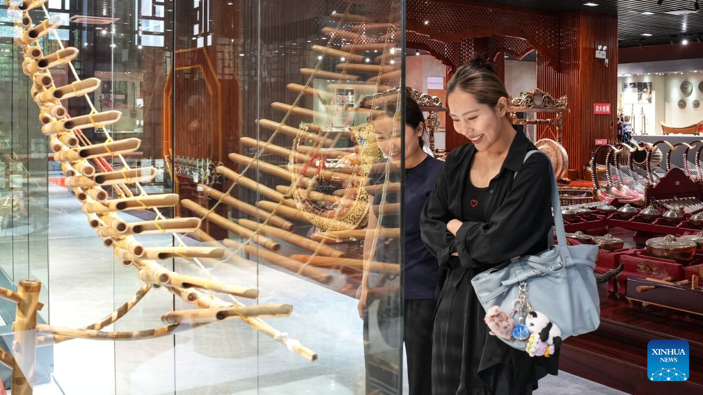 Choreographer bridges Chinese and Vietnamese cultures through dance