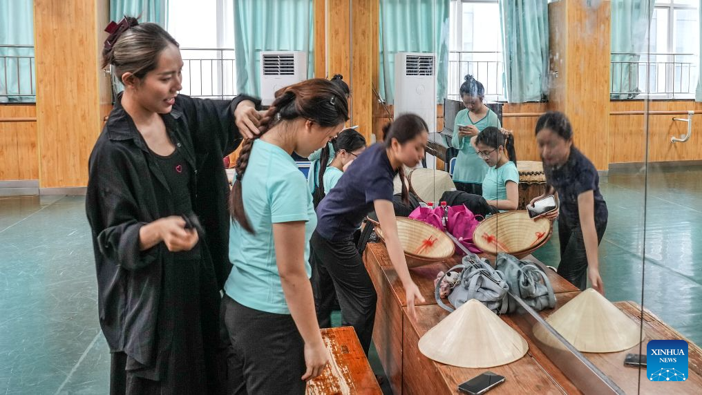Choreographer bridges Chinese and Vietnamese cultures through dance
