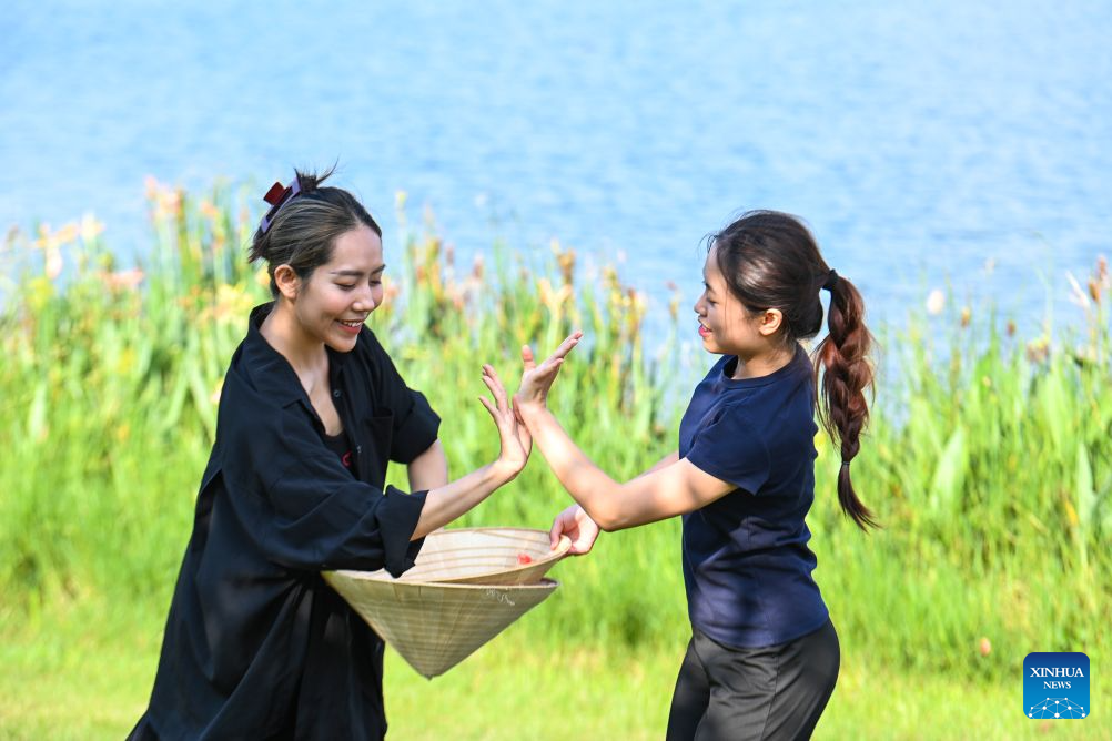 Choreographer bridges Chinese and Vietnamese cultures through dance